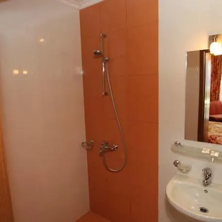 Otel Tanya 3*